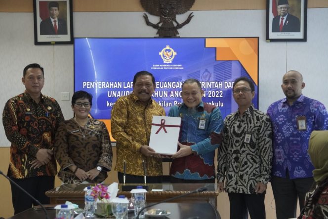 
					Ketua DPRD Bengkulu Utara Bersama Bupati Serahkan LKPD 2022