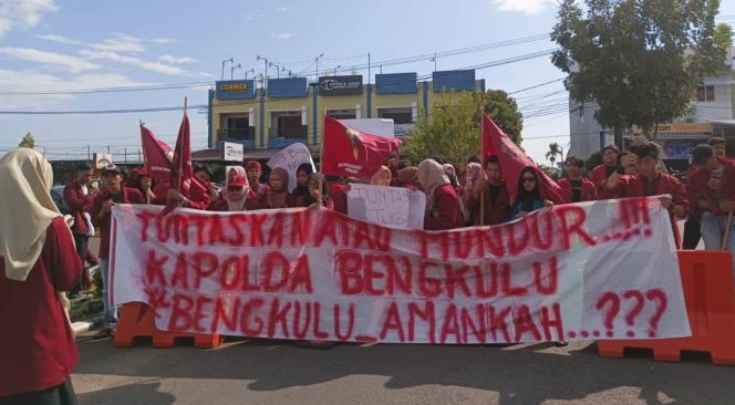 
					Caption foto: Ikatan Mahasiswa Muhamadiyah (IMM) demo Mapolda Bengkulu, Jumat, 12 Mei 2023. (Foto: Ist)