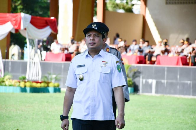 
					Dedy Wahyudi saat menjadi pemimpin apel Kasatkamling yang digelar Polresta Bengkulu, Rabu 21 Juni 2023. (Foto: Prenkki)
