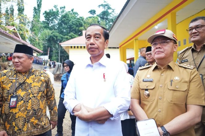 
					Presiden Joko Widodo didampingi Gubernur Bengkulu saat mengunjungi SMKN 2 Bengkulu Tengah, Desa Sri Katon Kecamatan Pondok Kelapa , Bengkulu Tengah, Kamis 20 Juli 2023. (Foto: Dimas)
