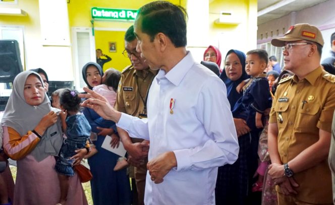
					Presiden Jokowi pada saat mengunjungi Puskesmas Kuncoro, Kabupaten Bengkulu Tengah, Kamis 20 Juli 2023. (Foto: Dok)