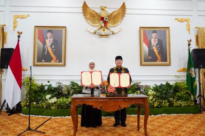 
					Gubernur Bengkulu Rohidin Mersya (kanan) dan Gubernur Jawa Timur  Khofifah Indar Parawansa (kiri). Foto/Dok