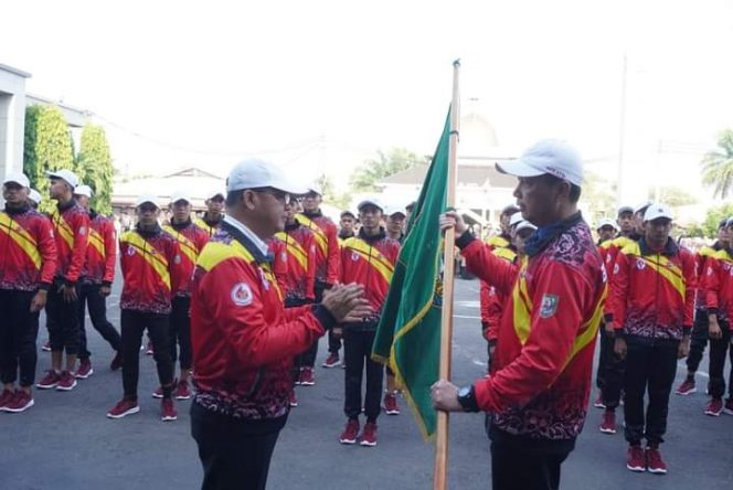 
					Gubernur Bengkulu Rohidin Mersyah (kiri) saat melepas keberangkatan Kontingen Pekan Olahraga Pelajar Nasional (POPNAS) XVI asal Bengkulu ke Kota Palembang, Sumatera Selatan, Kamis 24 Agustus 2023. (Foto: Rian)