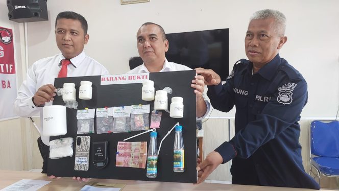 
					Resnarkoba Polda Bengkulu menampakan barang bukti narkotika jenis sabu beserta alat hisap saat menggelar konferensi pers, Senin 21 Agustus 2023. (Foto: AB)