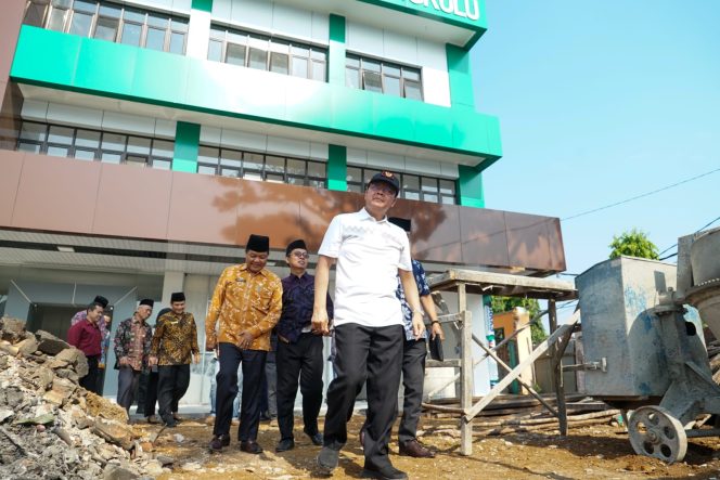 
					Gubernur Rohidin Mersyah saat meninjau progres pembangunan RS Muhammadiyah Bengkulu di area halaman Kampus Muhammadiyah Bengkulu (UMB), di Jalan Kampung Bali Kota Bengkulu, pada Kamis, 24 Agustus 2023. (Foto: Deni)