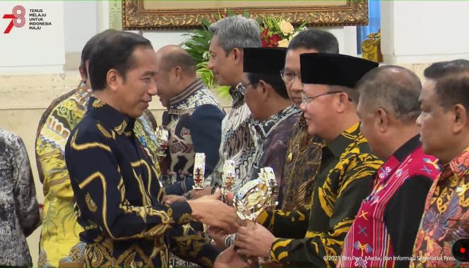 
					Presiden Joko Widodo saat memberikan penghargaan kepada Gubernur Bengkulu Rohidin Mersyah, pada Rakornas Pengendalian Inflasi Tahun 2023, di Istana Negara, Kamis 31 Agustus 2023.  (Foto: Ist)