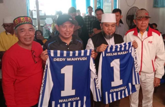 
					Helmi Hasan dan Dedy Wahyudi mendapat hadiah baju kaos dari warga Kecamatan Sungai Serut, Sabtu 1 September 2023. (Foto: Frengki)