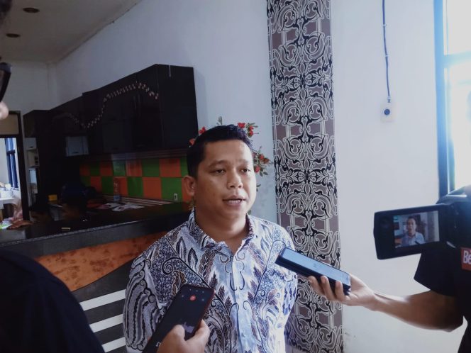 
					Komisioner KPU Kabupaten Kepahiang Anthaka Ramadhan, saat ditemui awak media, Rabu 20 September 2023. (Foto: Andes)