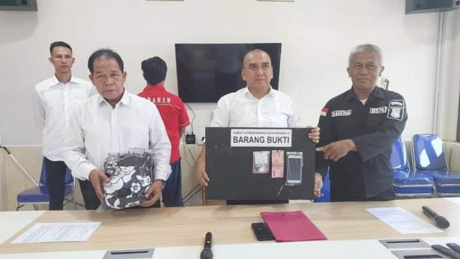 
					Wadir Resnarkoba Polda Bengkulu saat menampakan barang bukti hasil penangkapak J-K dalam kasus narkotoka, Senin 4 September 2023. (Foto: TB news)