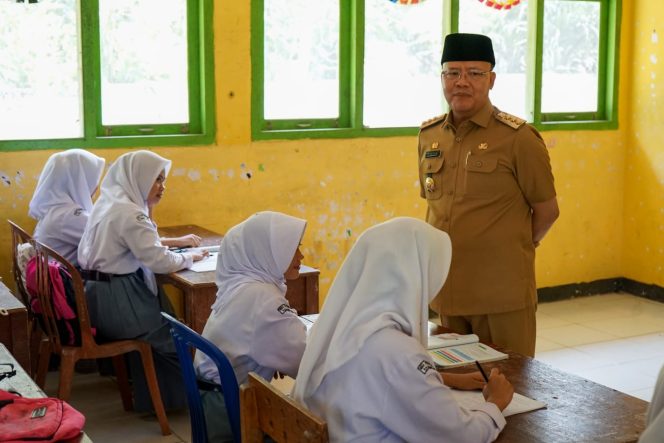
					Gubernur Bengkulu Rohidin Merayah saat mengunjungi SMKN 5 Seluma, Selasa, 5 September 2023. (Foto: AB)