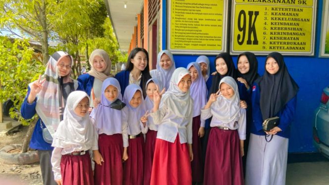 
					Mahasiswa Unib berswafoto bersama murid Sekola Dasar 85 Kota Bengkulu. (Foto: Sendi)
