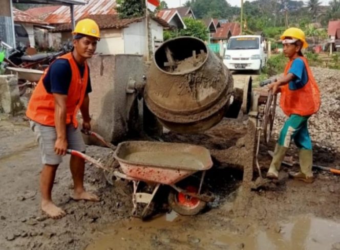 
					Proses pembangunan jalan lingkungan di Kabupaten Kepahiang . (Foto: Ndes)