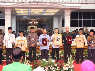 Calon presiden dan wakil presiden menampakan nomor urut, Selasa 14 November 2023. (Foto: KPU)