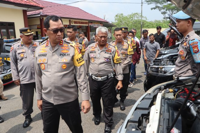 
					Kapolda Bengkulu Irjen Pol. Drs. Armed Wijaya, MH saat melakukan pengecekan kesiapan pelaksanaan Operasi Mantap Brata Nala 2023-2024 di Polres Kepahiang, Kamis 9 November 2023.