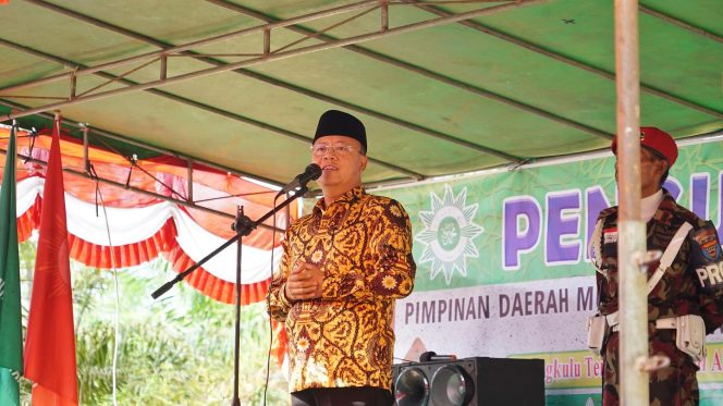 
					Rohidin Mersyah saat menghadiri Pelantikan Pengurus Daerah Muhammadiyah, di MIM Desa Kertapati, Kabupaten Bengkulu Tengah.