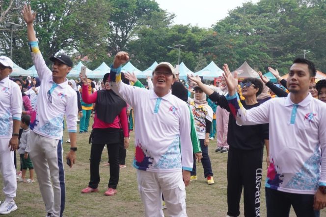 
					Rohidin Mersyah saat senam bersama ratusan masyarakat dalam momen memeriahkan HUT Bengkulu ke-55 tahun, Minggu 19 November 2023. 