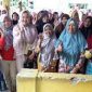 Ria Oktarina bersama para ibu-ibu. (Foto: Ist)