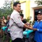 Ketua Komisi II DPRD Provinsi Bengkulu Jonaidi saat menyalurkan bantuan pertanian pada petani. (Foto: Ist)