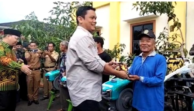 
					Ketua Komisi II DPRD Provinsi Bengkulu Jonaidi saat menyalurkan bantuan pertanian pada petani. (Foto: Ist)