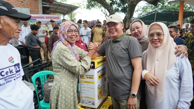 
					Gubernur Rohidin Mersyah saat membagikan alat mesin pertanian di Desa Kota Agung, Kabupaten Seluma.