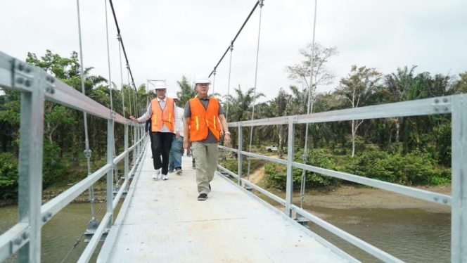 
					Gubernur Bengkulu Rohidin Mersyah saat meninjau jembatan gantung yang terletak di desa Suka Bandung Kecamatan Pino Raya Kabupaten Bengkulu Selatan, Sabtu 4 November 2023.  (Foto: AB)
