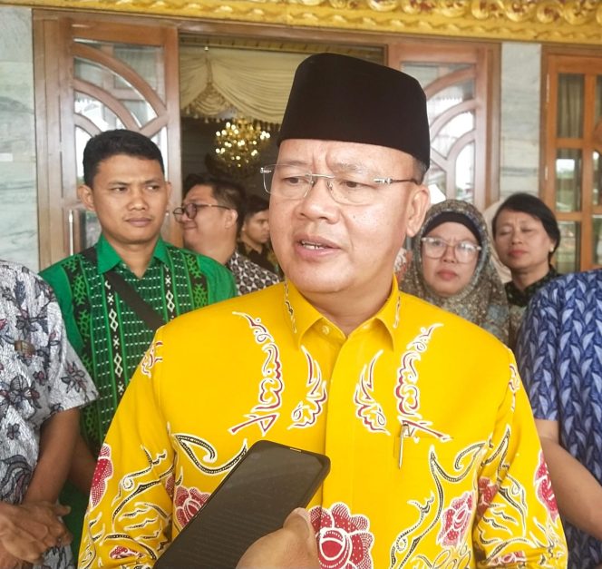 
					Gubernur Bengkulu Rohidin Mersyah diwawancara usai menerima audiensi Kader Lingkungan di Balai Raya Semarak, kamis, 16 November 2023. (Foto: AB) 
