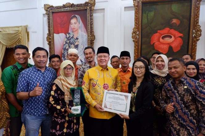 
					Gubernur Bengkulu Rohidin Mersyah (tengah, batik kuning) berfoto bersama dengan fasilitator kader lingkungan, di Balai Raya Semarak, Kamis, 16 November 2023. (Foto: Dok)