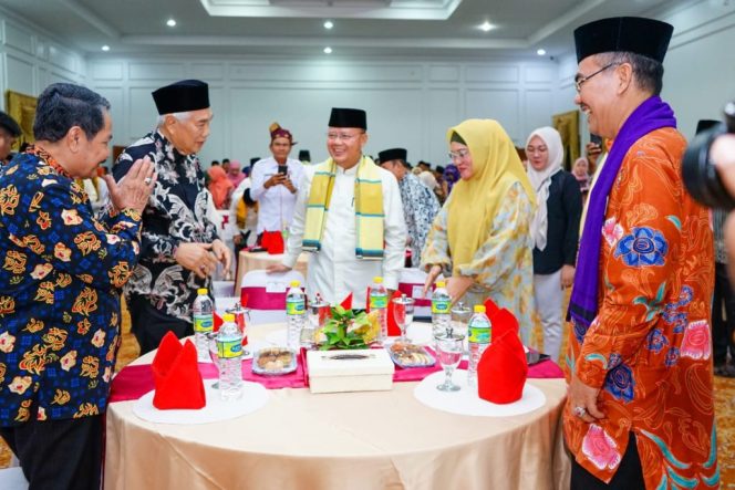 
					Gubernur Rohidin Mersyah bersama Pèrsatuan Bengkulu Malaysia dan Forum Pembauran Kebangsaan Riau di acara ramah tama, Jumat 17 November 2023. (Foto: Dok)