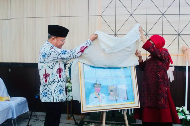 
					Gubernur Bengkulu Rohidin Mersyah saat launching buku ‘Bengkulu Hebat’ karya sendiri beberapa waktu lalu. (Foto: AB)