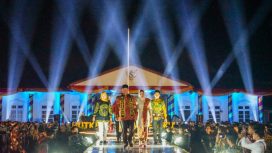 Gubernur Bengkulu Rohidin Mersyah bersama istri turut ikut fashion show Batik Besurek dalam rangkaian HUT Provinsi Bengkulu, Sabtu 18 November 2023. (Foto: AB) 