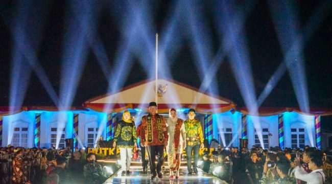 Gubernur Bengkulu Rohidin Mersyah bersama istri turut ikut fashion show Batik Besurek dalam rangkaian HUT Provinsi Bengkulu, Sabtu 18 November 2023. (Foto: AB) 