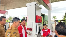 Pegawai Pemprov Bengkulu saat sidak SPBU, Selasa 21 November 2023. (Foto: AB) 