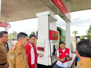 Pegawai Pemprov Bengkulu saat sidak SPBU, Selasa 21 November 2023. (Foto: AB) 