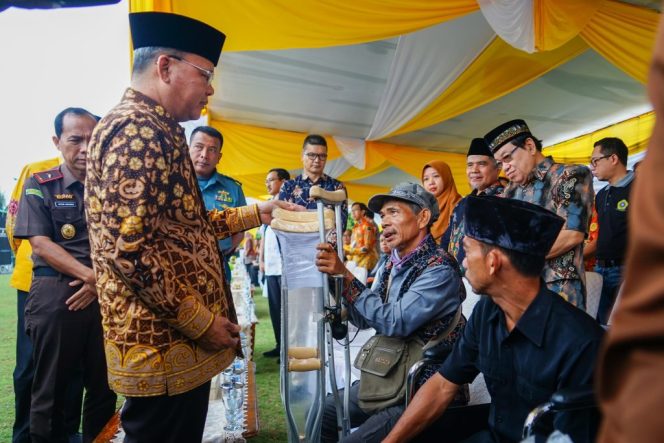 
					Gubernur Bengkulu Rohidin Mersyah memberkan alat bantu untuk kaum disabilitas. (Foto: AB)