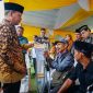 Gubernur Bengkulu Rohidin Mersyah memberkan alat bantu untuk kaum disabilitas. (Foto: AB)