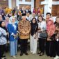 Gubernur Bengkulu Rohidin Mersyah berfoto bersama guru-guru dalam acara  perayaan Hari Guru Nasional dan HUT ke -78 Persatuan Guru Republik Indonesia tahun 2023, Kamis 23 November 2023 di Gedung Serba Guna Provinsi Bengkulu. (Foto: Deni)