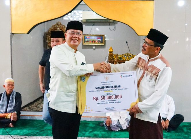
					Gubernur Bengkulu Rohidin Mersyah saat menyerahkan bantuan dana hibah untuk pembangunan Masjid Nurul Iman, Jumat, 24 November 2023.