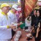 Gubernur Bengkulu Rohidin Mersyah. (baju putih, topi kuning)