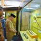 Gubernur Bengkulu Rohidin Mersyah menyaksikan pameran senjata tradisional.
