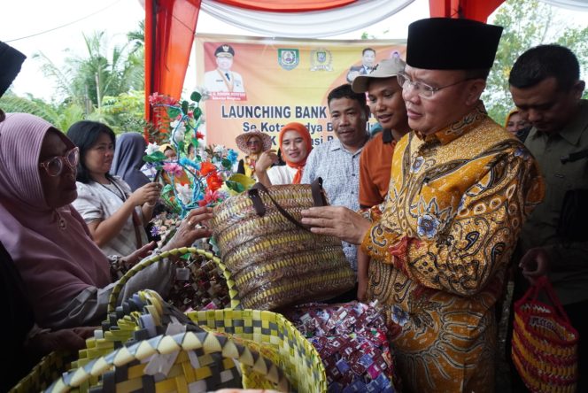 
					Gubernur Bengkulu sedang melihat hasil karya kader bank sampah yang berhasil ubah sampah jadi barang bermanfaat.