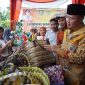 Gubernur Bengkulu sedang melihat hasil karya kader bank sampah yang berhasil ubah sampah jadi barang bermanfaat.