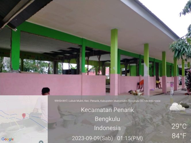 
					Proses renovasi disalah satu sekolah di Kabupaten Mukomuko tahun 2023. (Foto: Defran)