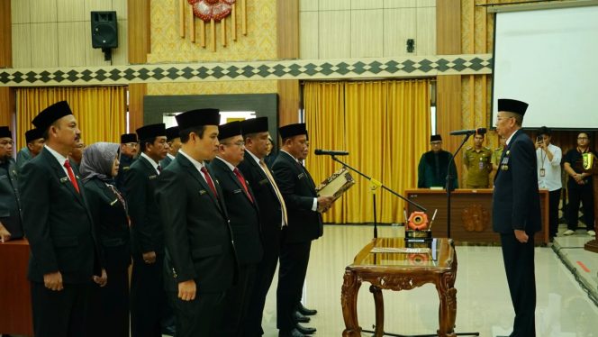 
					Sekretaris Daerah Pemerintah Provinsi Bengkulu Isnan Fajri saat melantik 12 pejabat eselon II, Senin, 12 Februari 2024. (Foto: HS) 