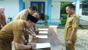 
					Pejabat Diskominfo Kota Bengkulu saat menandatangani pakta integritas, Selasa 5 Februari 2024. (Foto: Dok)