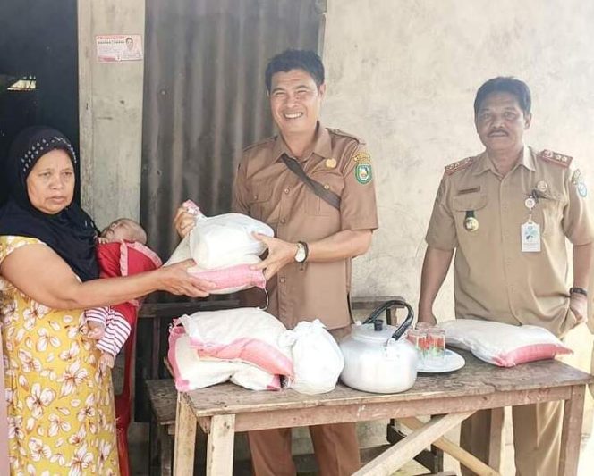 
					Dinas Sosial Kabupaten Kepahiang saat menyalurkan bantuan beras untuk masyarakat. (Foto: Ist) 