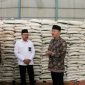 Foto digunakan saat Gubernur Bengkulu Rohidin Mersyah memastikan stog beras untuk pembagian tahap I tahun lalau. (Foto: Ist)