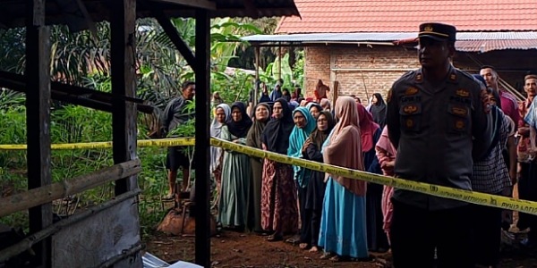 
					TKP kejadian bunuh diri warga Kelurahan Dermayu, Kecamatan Air Periukan, Kabupaten Seluma..