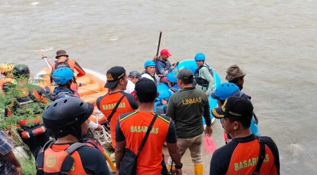 Petugas yang terdiri dari Satpolair, basarnas dan dibantu oleh masyarakat saat melakukan pencarian terhadap 3 orang korban banjir bandang di sungai kedurang, Sabtu, 24 Februari 2024. (Foto: Dok)