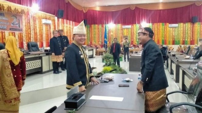 
					Gubernur Bengkulu Rohidin Mersyah saat menghadiri rapat paripurna dalam rangka memperingati hari jadi Kabupaten Mukomuko, Sabtu, 24 Februari 2024. (Foto: Defran).