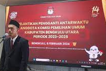 Ervan Gustian saat dilantik jadi Komisioner KPU Bengkulu Utara periode 2023-2028 di kantor KPU Provinsi Bengkulu, Kamis, 8 Februari 2023. (Foto: Bahtera)
